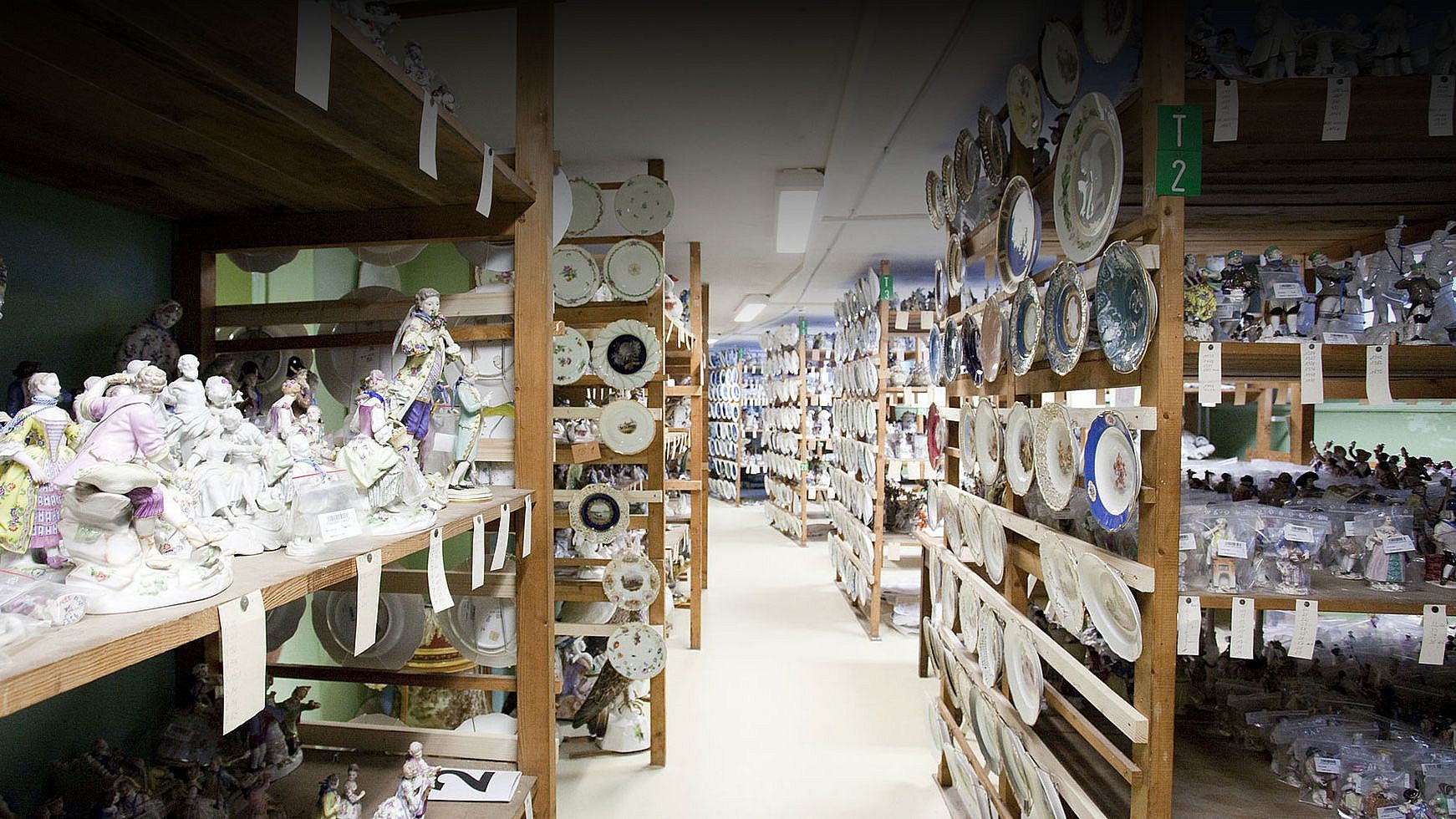 Blick in das Depot der Meissen Porzellan-Stiftung