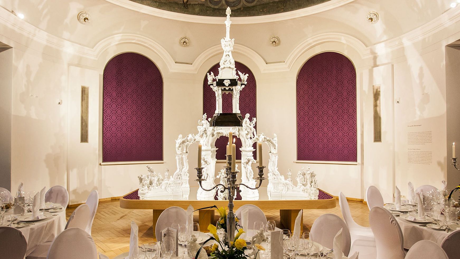 festlich eingedeckte Tische für ein Dinner vor dem "großen Ehrentempel" im Meissen Porzellan-Museum