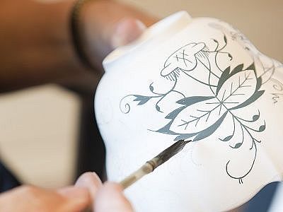 Zwiebelmusterdekor in Unterglasurmalerei wird gemalt, Bild wird durch Klick vergrößert
