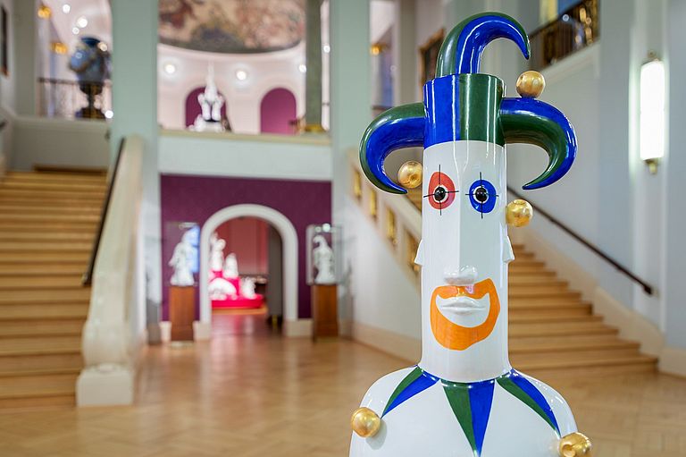 [Translate to English:] Narrenfigur von Olaf Fieber im Museum der Meissen Porzellan-Stiftung