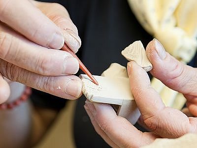 Bossierer formt Figur aus Meissener Porzellanmasse