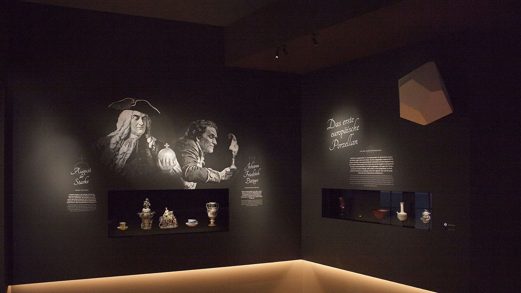 Foto des Ausstellungsraums mit einer interaktive Inszenierung zur Erfindung des europäischen Porzellans im Meissen Porzellan-Museum