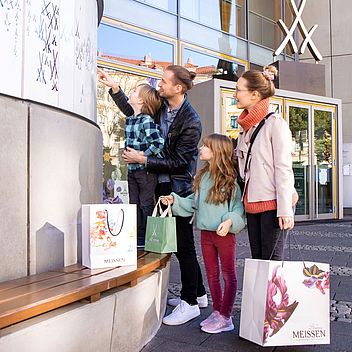 Familie vor dem Eingang des Haus MEISSEN
