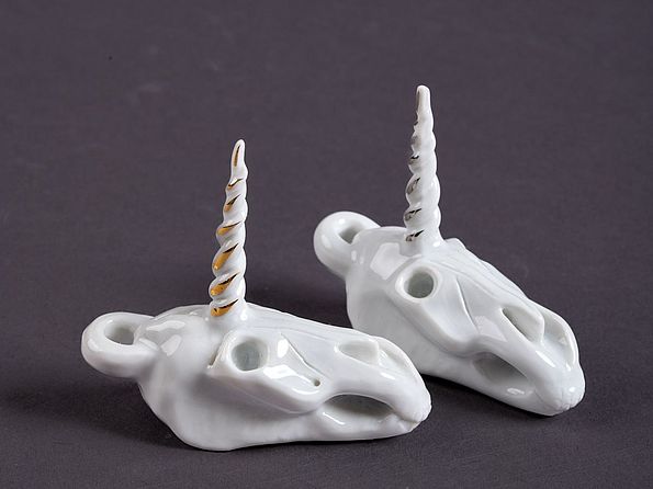zwei Tierköpfe mit goldenem Horn, Objekte der Ausstellung "Knochen, Holz & Weißes Gold"