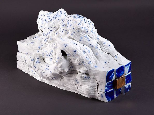 weiß-blaue abstrakte Porzellanplastiken
