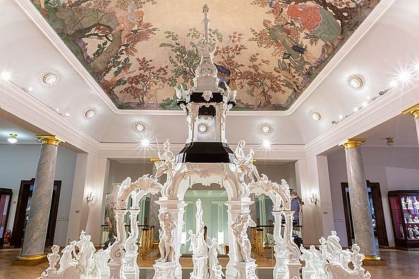 Rückansicht des "Großen Ehrentempel" im Meissen Porzellan-Museum