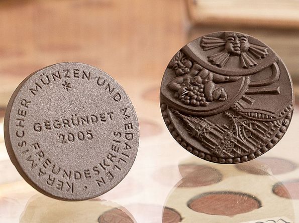 zwei Medaillien aus der Medailleneditionen des Freundeskreises keramischer Münzen und Medaillen